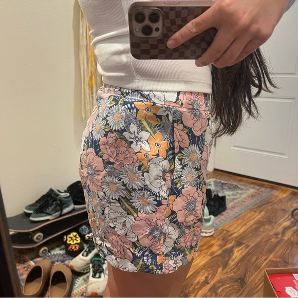 Vans floral shorts - Picture 8 of 9